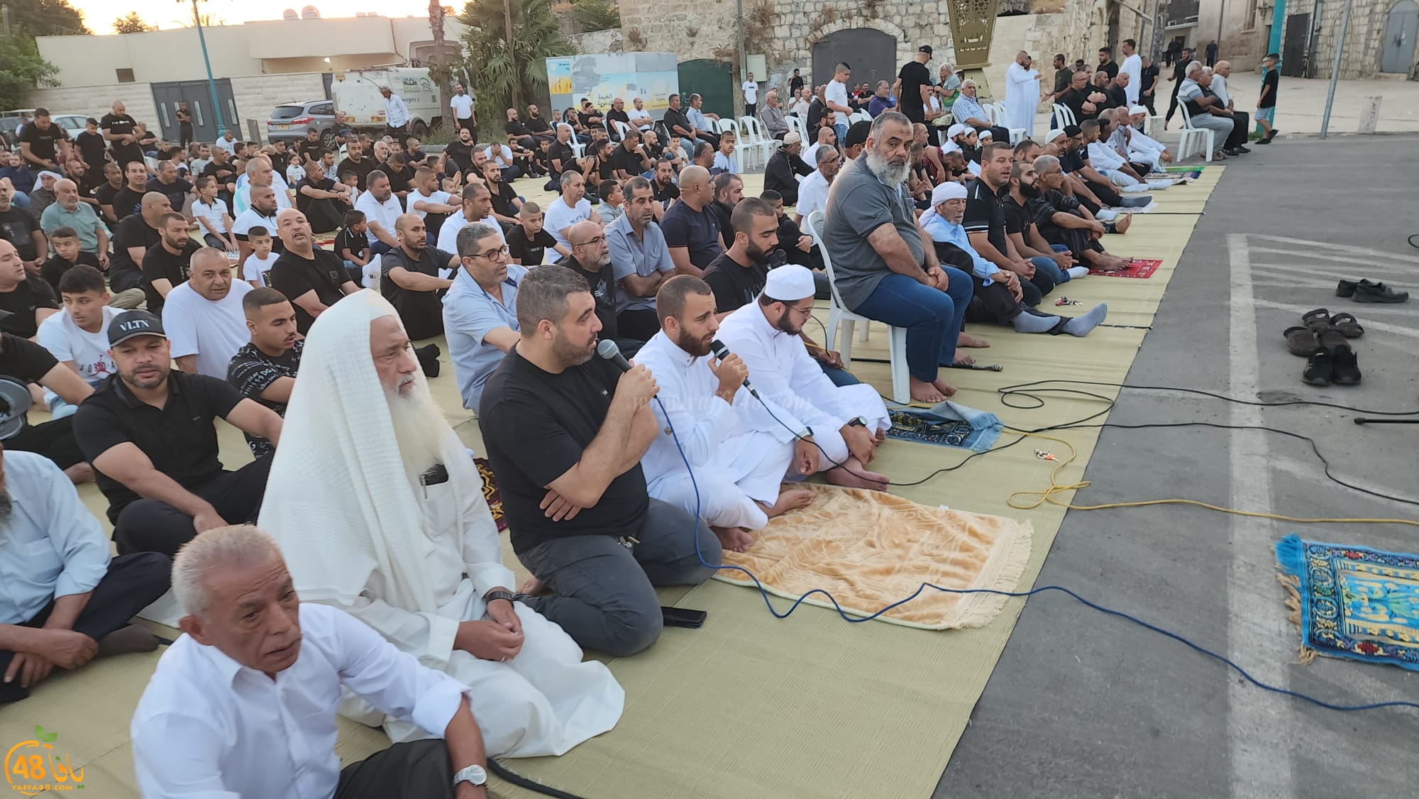 أهالي اللد يؤدون صلاة عيد الأضحى في ساحة المسجد الكبير 